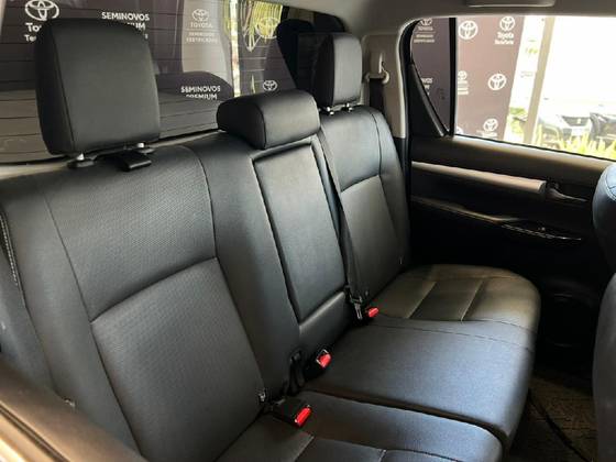 TOYOTA HILUX 2.8 D-4D TURBO DIESEL CD SRX 4X4 AUTOMÁTICO